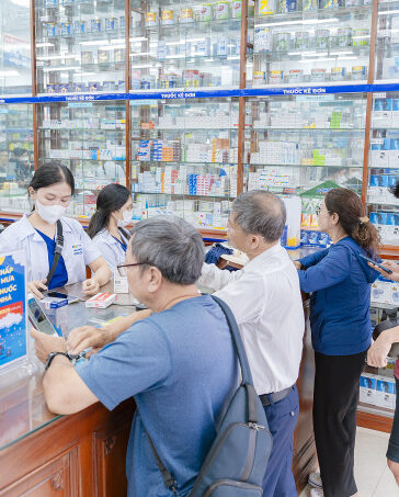 Khách hàng tại nhà thuốc FPT Long Châu. Ảnh: FPT Long Châu