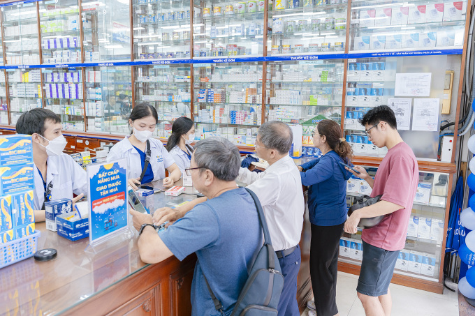 Khách hàng tại nhà thuốc FPT Long Châu. Ảnh: FPT Long Châu