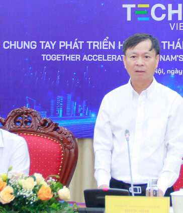 Thứ trưởng Hoàng Minh chia sẻ điểm mới của Techfest 2024 trong buổi họp báo ngày 21/11. Ảnh: TTTT