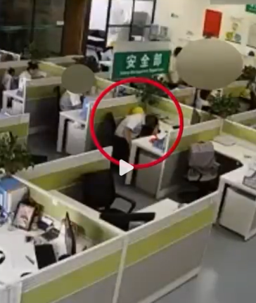 Camera giám sát cho thấy ông Trương gục đầu trên bàn làm việc, ngủ hơn một tiếng. Ảnh: Jiangsu News