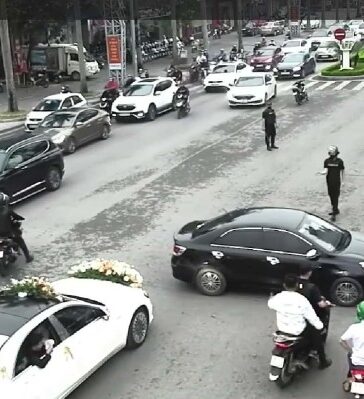 Nhóm vệ sỹ dẹp đường cho đám cưới đi qua hôm 24/11. Ảnh cắt từ camera an ninh