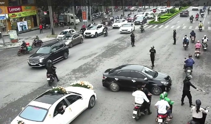 Nhóm vệ sỹ dẹp đường cho đám cưới đi qua hôm 24/11. Ảnh cắt từ camera an ninh