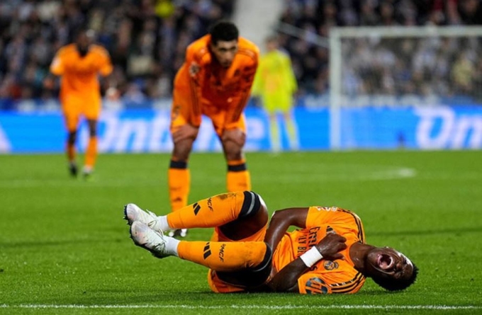 Vinicius nằm sân trong trận Real thắng Leganes 3-0 ở vòng 14 La Liga ngày 24/11. Ảnh: AS