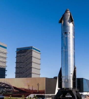 Tàu Ship 7 được chuyển tới địa điểm phóng. Ảnh: SpaceX