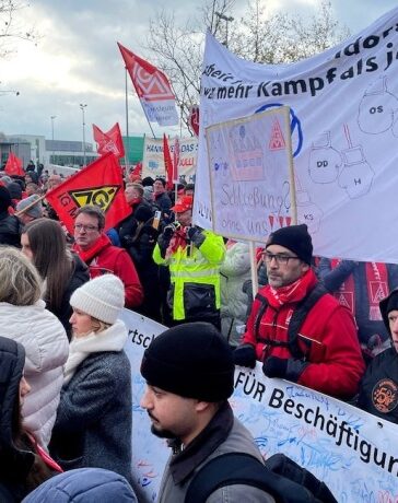 Công nhân Volkswagen biểu tình tại Wolfsburg (Đức) ngày 21/11. Ảnh: Reuters