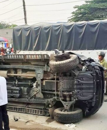 Hiện trường Nguyễn Văn Thanh tông ôtô vào thiếu tá CSGT và người dân. Ảnh:Nguyễn Suốt