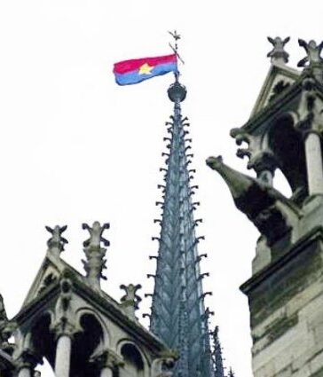 Cờ Mặt trận dân tộc giải phóng miền Nam Việt Nam tung bay trên chóp tháp Nhà thờ Đức Bà Paris ngày 19/1/1969. Ảnh: AP