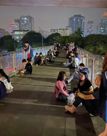 Cầu vượt Mai Dịch, phường Mai Dịch, quận Cầu Giấy tập trung hơn 40 người cùng bạn bè đến trò chuyện, 23h30 ngày 25/11. Ảnh: Nga Thanh