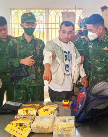 Huỳnh Thiện Đức cùng tang vật. Ảnh: Nam An