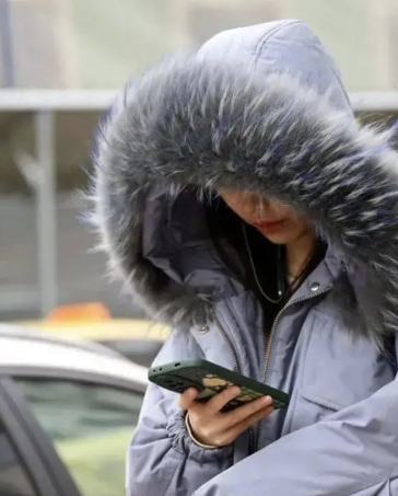 Vào mùa đông nên mặc một lớp ngoài ấm, trước khi thêm các lớp bên trong và giữ nhiệt. Ảnh: Aboluowang