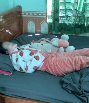 Nữ sinh bị đánh phải cố định vùng cổ, vận động rất khó khăn. Ảnh: Gia đình cung cấp
